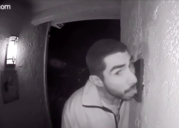 Полиция Калифорнии арестовала мужчину, который три часа облизывал дверной звонок