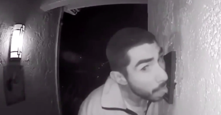 Полиция Калифорнии арестовала мужчину, который три часа облизывал дверной звонок