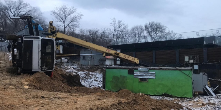 В Одессе на местном пляже “Ланжерон” рухнул строительный кран – погиб рабочий