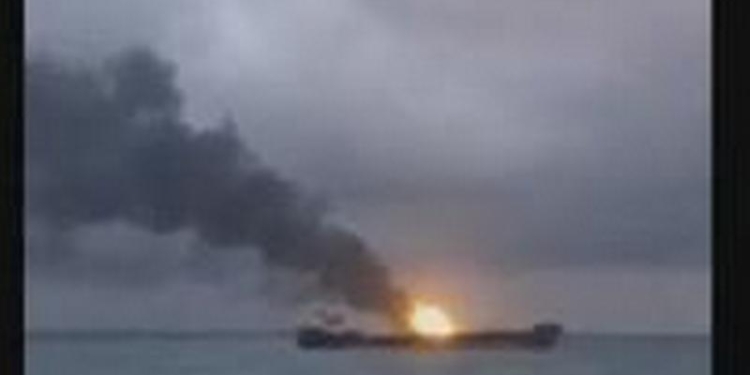 После взрыва загорелись два танкера в Керченском проливе