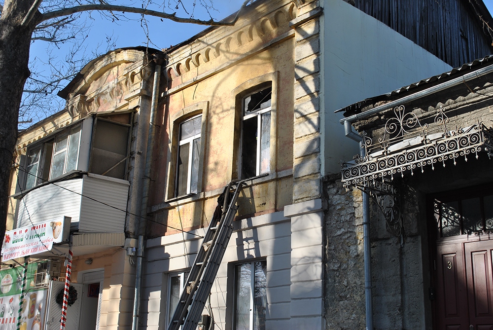 Во время пожара в Центральном районе Николаева пожарные эвакуировали трех жильцов дома – одного пришлось госпитализировать 1