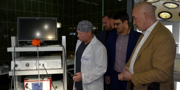 Сначала – артроскопия колена, потом – локтя и запястья: БСМП Николаева получила оборудование, о котором давно мечтала