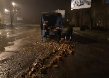 В Николаеве перед Варваровским мостом рассыпали кирпичи