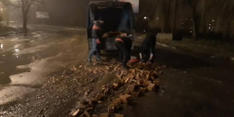 В Николаеве перед Варваровским мостом рассыпали кирпичи