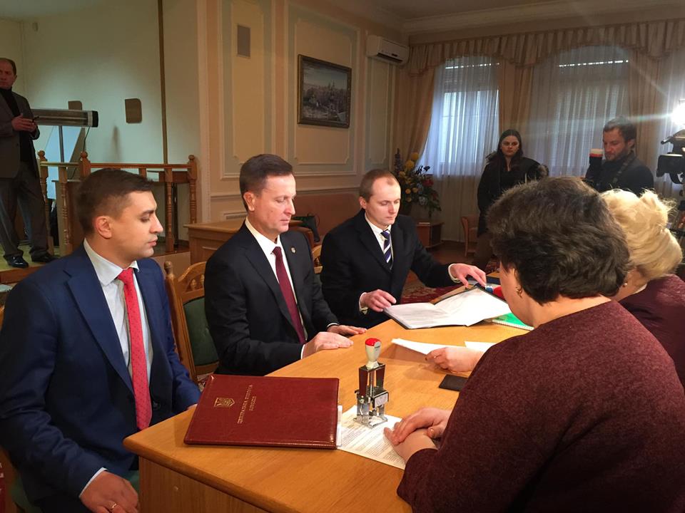 Наливайченко выдвинули кандидатом в президенты, и он уже отнес документы в ЦИК 1