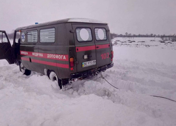 Спасатели Николаевщины за сутки из снежных заносов вытащили 8 автомобилей, в том числе – «скорую помощь»