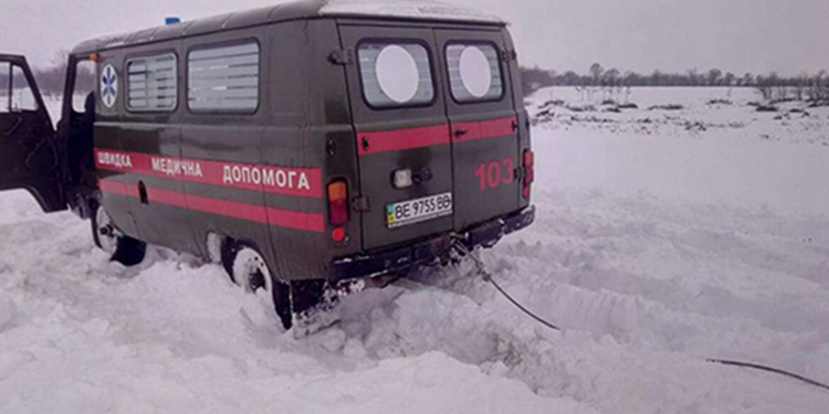 Спасатели Николаевщины за сутки из снежных заносов вытащили 8 автомобилей, в том числе – «скорую помощь»