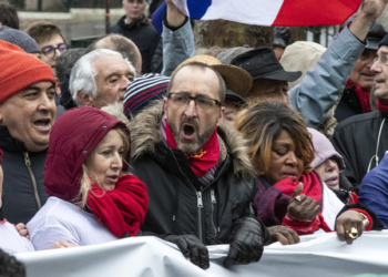 Во Франции против «желтых жилетов» вышли «красные шарфы»