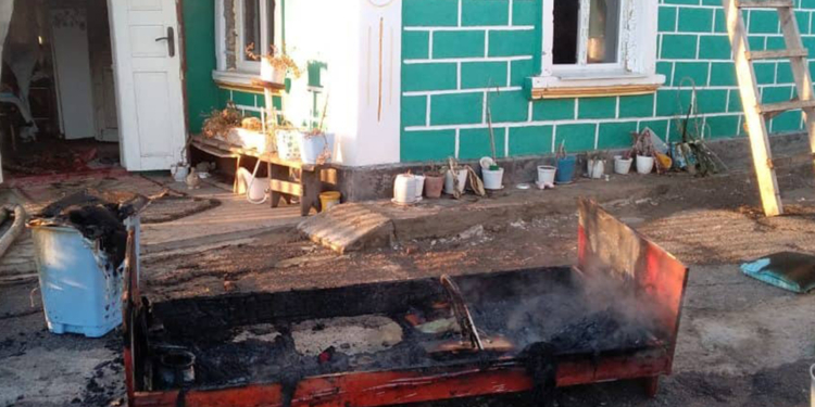 Сначала загорелась постель: на Николаевщине тушили жилой дом