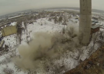 «Легла» в заданном направлении: в сети показали, как в Николаеве направленным взрывом демонтировали трубу неработающей котельной