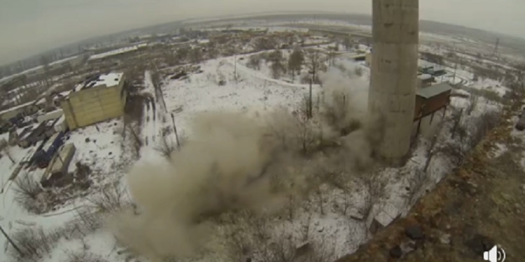 «Легла» в заданном направлении: в сети показали, как в Николаеве направленным взрывом демонтировали трубу неработающей котельной