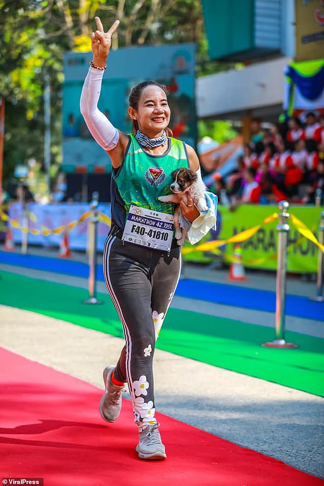 Участница марафона в Таиланде 19 миль пробежала со щенком на руках 1