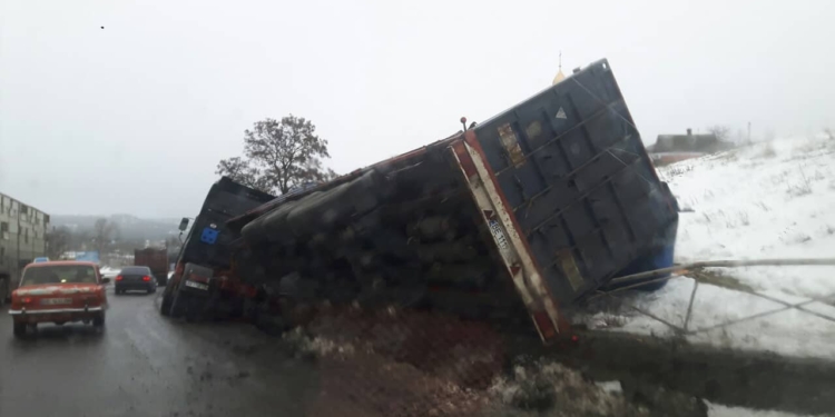 В районе Мигии на Николаевщине перевернулся зерновоз