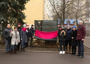 В Николаеве день рождения Степана Бандеры отметили у памятного знака Николаю Аркасу