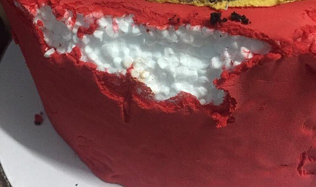 Жестокое разочарование: на Филиппинах брачующиеся, заплатив свадебному распорядителю внушительную сумму, получили торт из полистирола