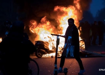 Европа содрогается от протестов против власти: многотысячные митинги прошли в Венгрии и Сербии, а во Франции даже атаковали офис спикера правительства