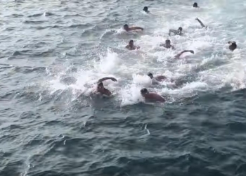 У побережья Салоник прошло традиционное ныряние за распятием