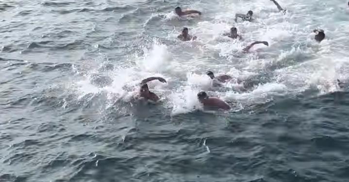 У побережья Салоник прошло традиционное ныряние за распятием