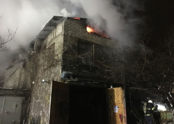 Из-за короткого замыкания в Николаеве загорелся трехэтажный жилой дом