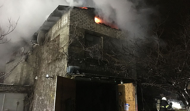 Из-за короткого замыкания в Николаеве загорелся трехэтажный жилой дом