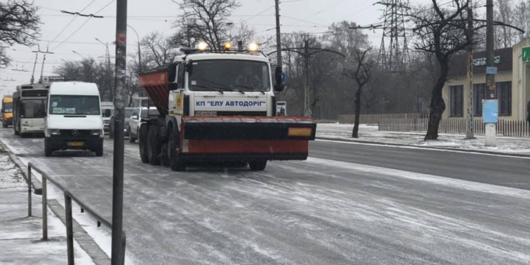 Мэр Николаева попросил звонить, если где-то не расчищены дороги, и дал номер телефона