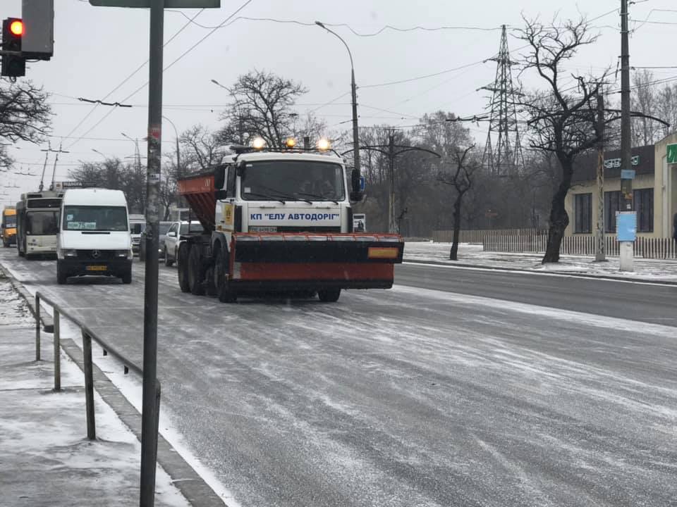 На расчистке дорог Николаевской области работало 147 единиц техники. После 19.00 на участки госдорог в Николаеве техника выйдет снова 1