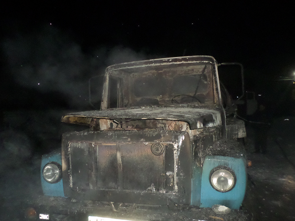 В Снигиревке прямо в гараже сгорел ГАЗ-52 1