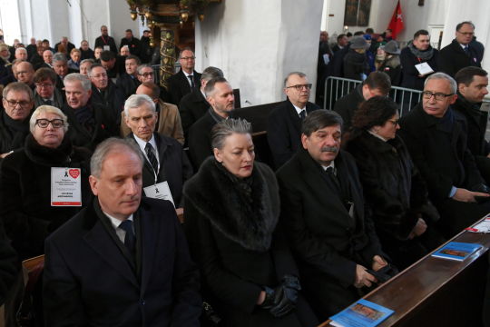 Проводить в последний путь убитого мэра Гданьска пришло 45 тысяч человек 21