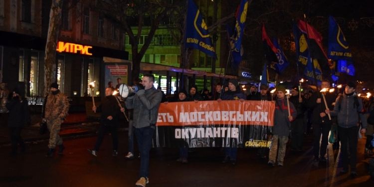 Это не траурное мероприятие: в Николаеве прошло традиционное факельное шествие в память боя под Крутами