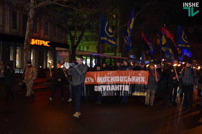Это не траурное мероприятие: в Николаеве прошло традиционное факельное шествие в память боя под Крутами 17