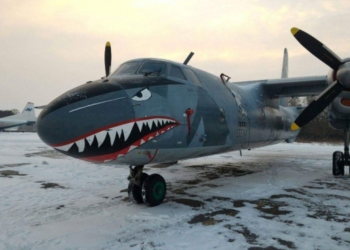 С акулой и черепами. Украинская авиакомпания купила в Голливуде знаменитый самолет – с ним снимался Сталлоне