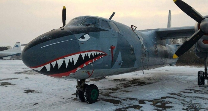 С акулой и черепами. Украинская авиакомпания купила в Голливуде знаменитый самолет – с ним снимался Сталлоне