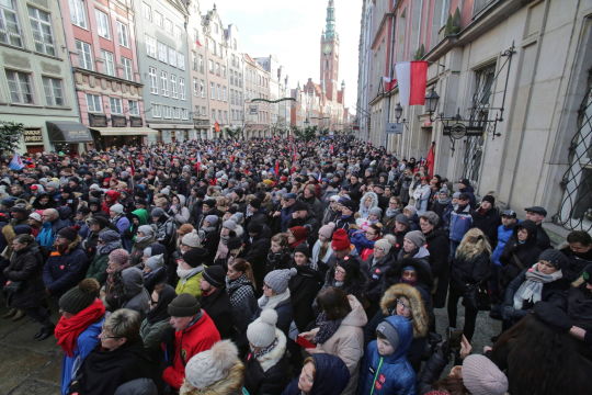 Проводить в последний путь убитого мэра Гданьска пришло 45 тысяч человек 23