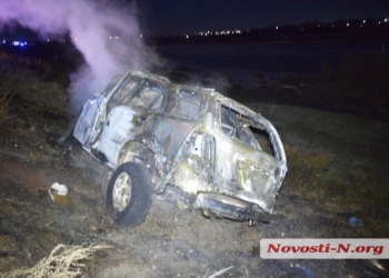 ДТП под Николаевом: оторвавшийся у фуры прицеп «смахнул» с дороги легковушку, которая затем загорелась в кювете