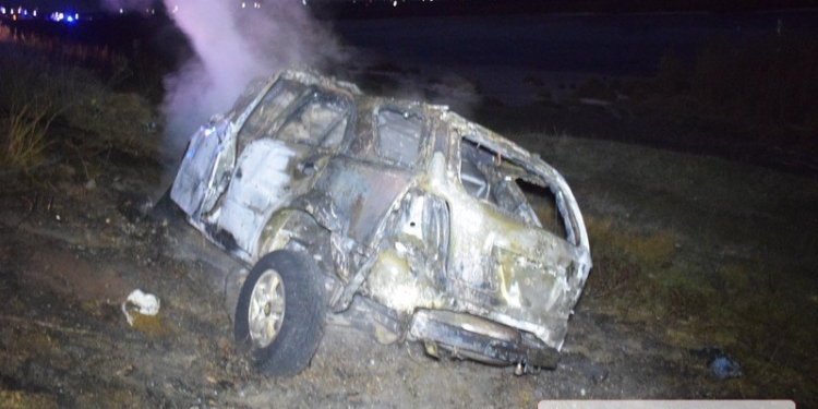 ДТП под Николаевом: оторвавшийся у фуры прицеп «смахнул» с дороги легковушку, которая затем загорелась в кювете