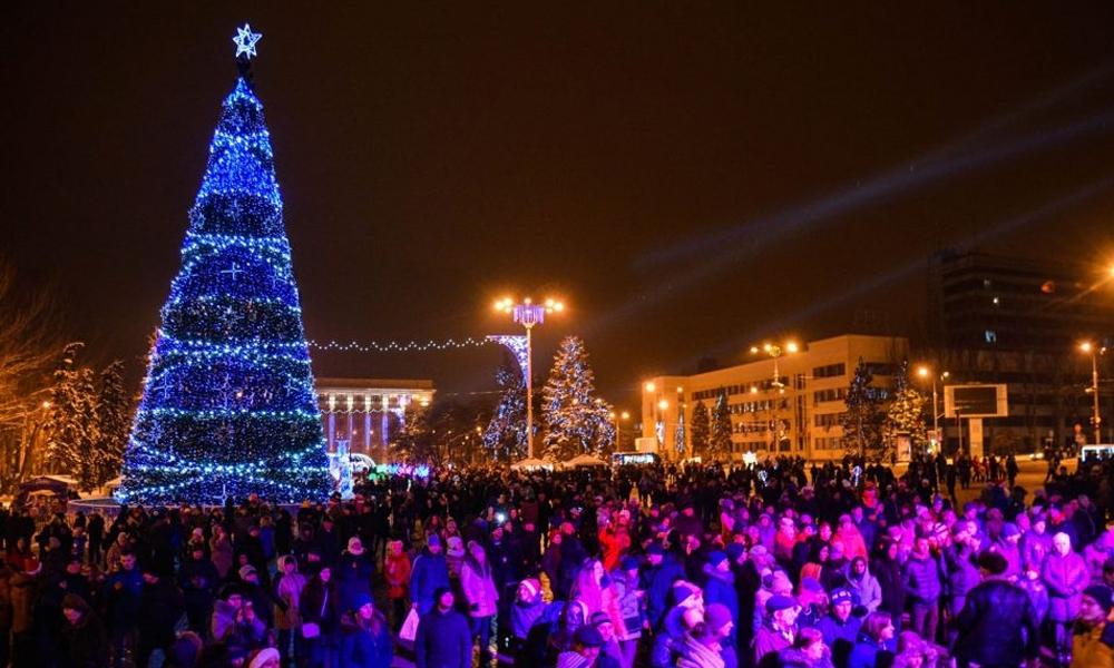 Праздник в оккупации: появились фото и видео новогоднего Донецка 1