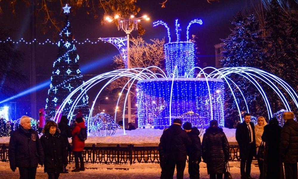 Праздник в оккупации: появились фото и видео новогоднего Донецка 5