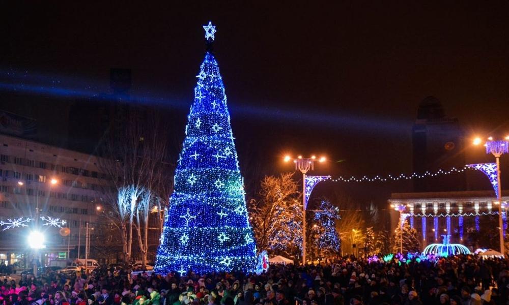 Праздник в оккупации: появились фото и видео новогоднего Донецка 7