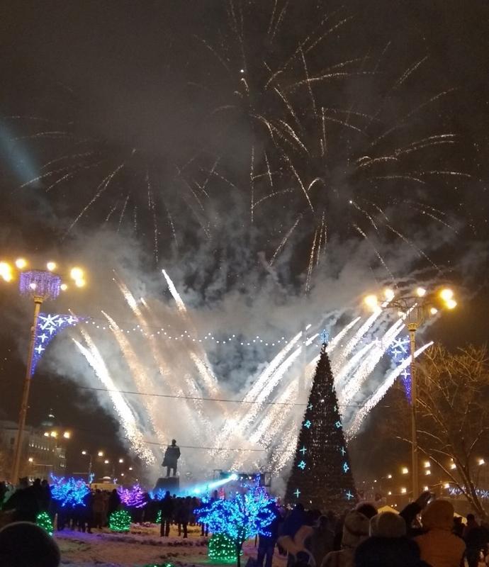 Праздник в оккупации: появились фото и видео новогоднего Донецка 11