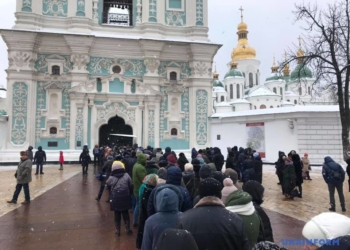 К храму, где показывают Томос, выстроилась многотысячная очередь