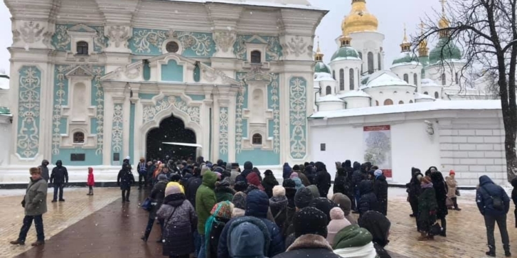 К храму, где показывают Томос, выстроилась многотысячная очередь