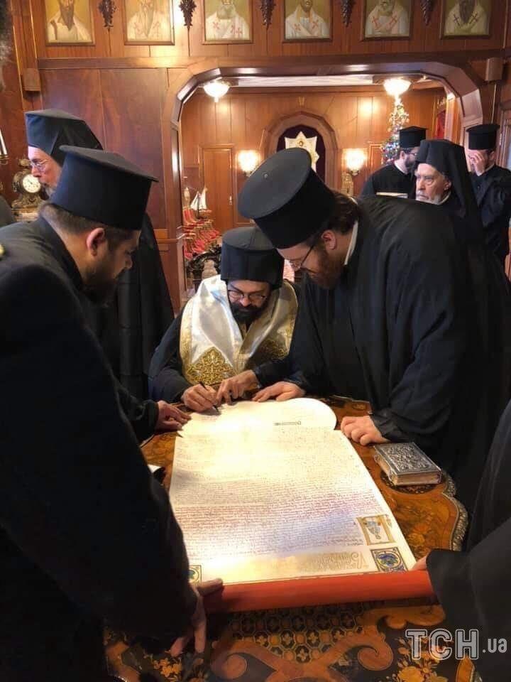 Томос для Украины подписали все члены Синода Вселенского патриархата 3