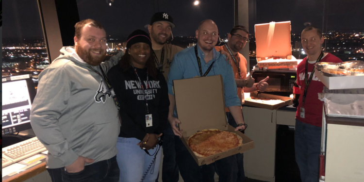 Канадские авиадиспетчеры подкармливают американских коллег из-за шатдауна