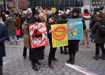 В Нью-Йорке тысячи людей приняли участие в маршах за права женщин