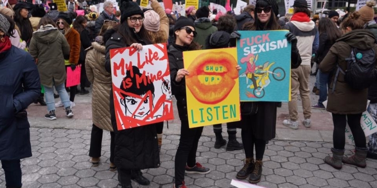 В Нью-Йорке тысячи людей приняли участие в маршах за права женщин