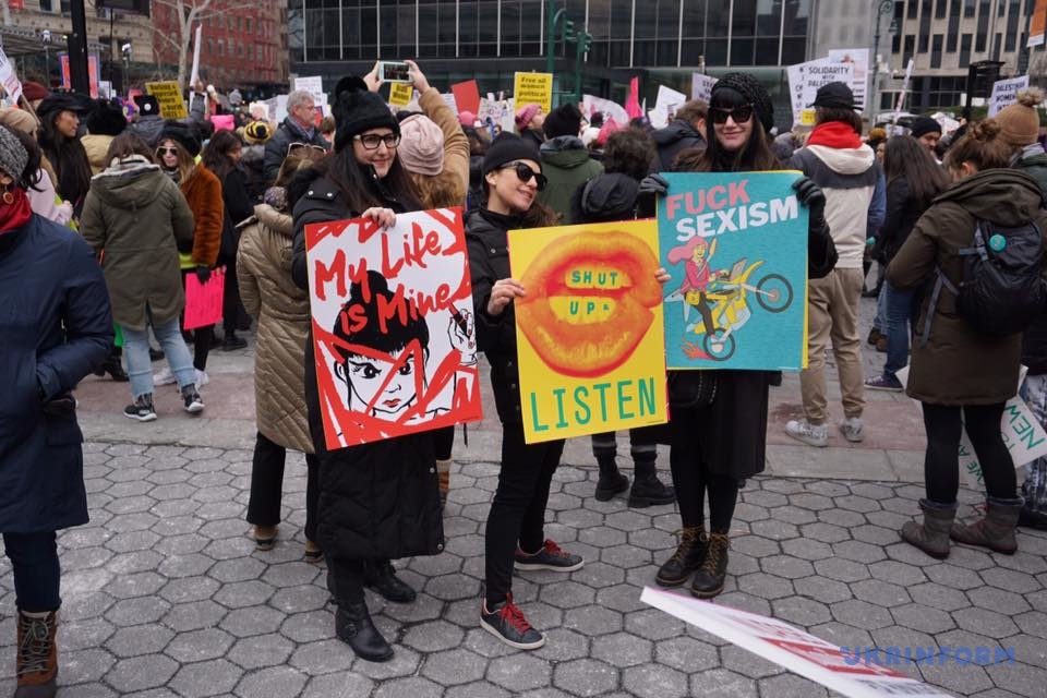 В Нью-Йорке тысячи людей приняли участие в маршах за права женщин 9