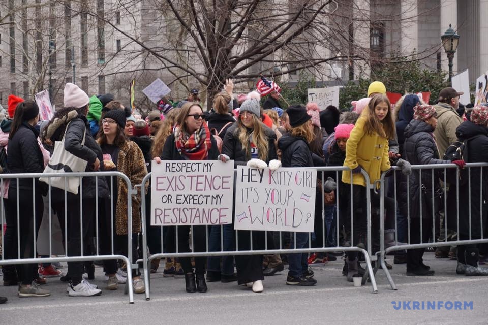 В Нью-Йорке тысячи людей приняли участие в маршах за права женщин 11