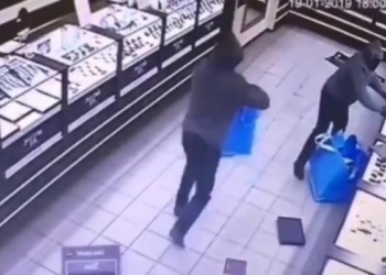 Появилось видео, как грабители сумками выносили драгоценности из ювелирного в Кривом Роге