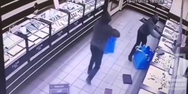Появилось видео, как грабители сумками выносили драгоценности из ювелирного в Кривом Роге