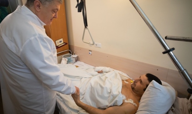 Президент наградил раненых бойцов 72-й бригады, которые везли продукты на передовую